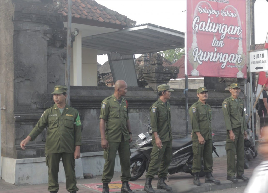 Kesigapan Linmas Desa Dalung Mengamankan Kegiatan Jalan Santai Dalam Rangka HUT RI ke-78 Tahun